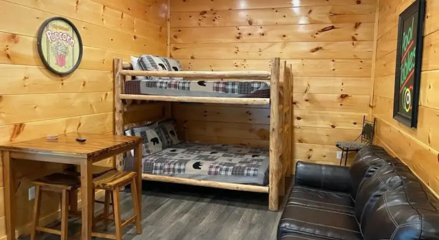 5 Master Suites 5 6bath Cabin 5 min to Gsmnp