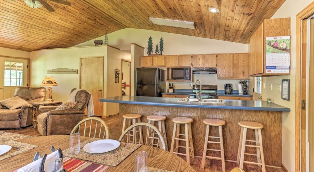 Коттедж Lead Cabin ~ 9 Mi to Deadwood: Hot Tub + Patio!