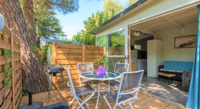 Коттедж с красивым видом из окна Camping La Pinède Enchantée