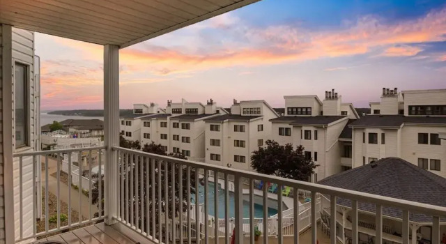 Номер Standard Lakefront Osage Beach Condo + Workspace w/ Pool Views