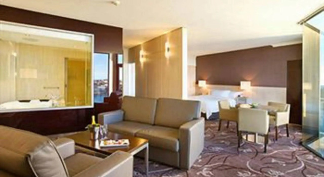Lakes Hotel