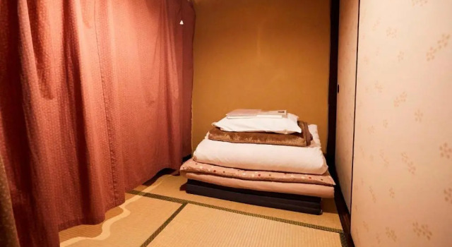 Кровать в общем номере (мужской номер) Guest House Waraku-An