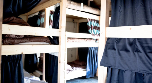 Кровать в общем номере Dot Hostel Nagano