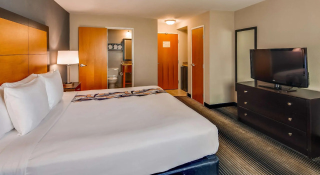 Двухместный номер Standard с видом на озеро La Quinta Inn & Suites by Wyndham Chicago - Lake Shore