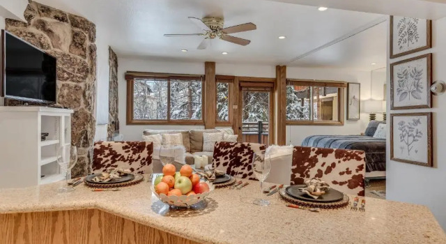 Laurelwood Condominiums Studio Premier Unit 304, Забронировать Отель Сноумасс-Виллидж Горнолыжный курорт Аспен-Сноумас, рядом с Scooper