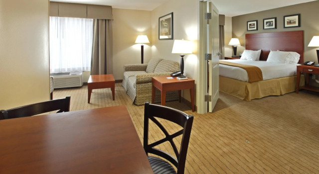 Двухместный люкс c 1 комнатой Holiday Inn Express & Suites Searcy by IHG