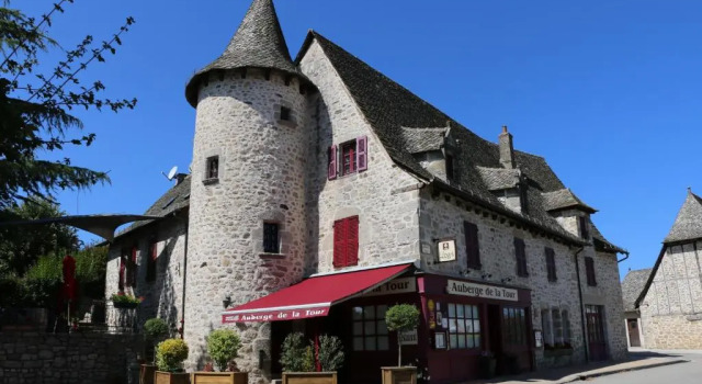 Двухместный номер Standard с балконом Demeures & Châteaux Auberge de la Tour - Hôtel & Restaurants - Marcolès Auvergne