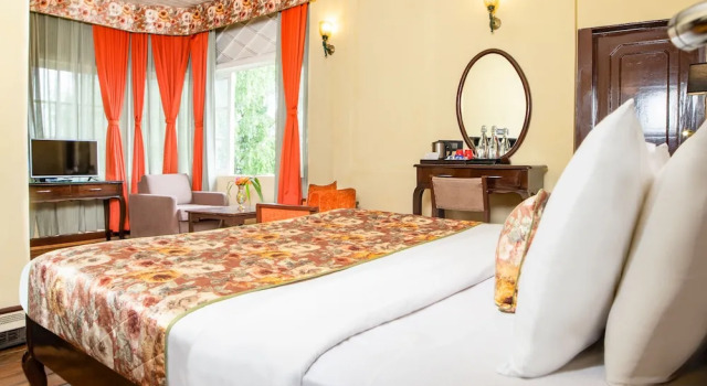 Полулюкс Summit Swiss Heritage Resort & Spa