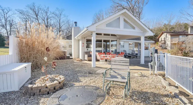 Коттедж Private Hot Tub, Fire Pit! Lakefront Ozarks Escape