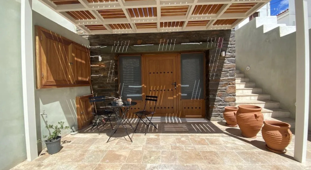 Номер Deluxe с балконом и с видом на город Andros 4 All Seasons Villas & Suites