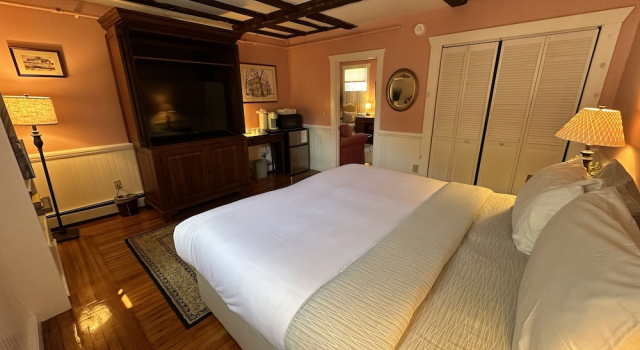Exposed Beam One Bedroom Suite Downtown Newport #15 1 Home