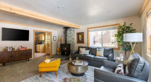 Sweet Pine Deck + Hot Tub, Cozy Modern Interior Close to Ski Resort!