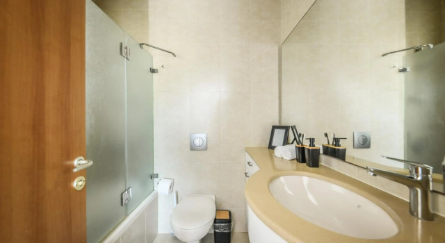 Sea View apt on Gordon 10 with Balcony and private parking, Забронировать Отель Тель-Авив Тель-Авивский округ, рядом с Театр Хабима