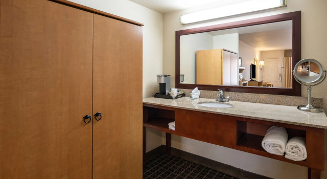 Четырёхместный номер Standard SureStayPlus Hotel by Best Western San Jose Central City