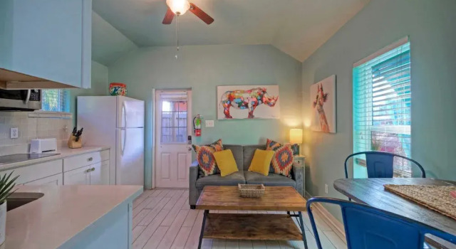 Cozy Cottage w/ Private Yard in Spanish Village Casa San Miguel by Avantstay, Book Feriehus Sommerhuse i Houston, Hytte