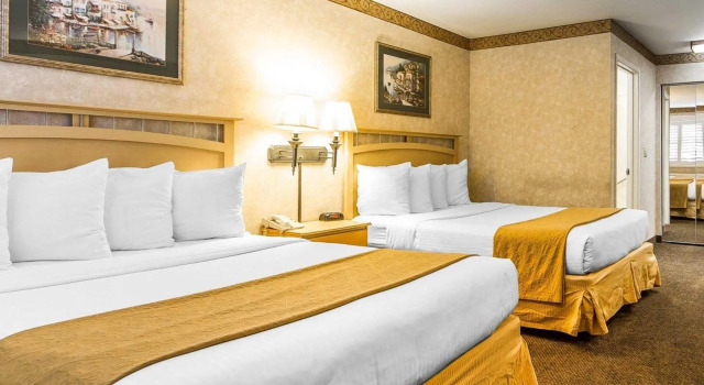 Четырёхместный номер Standard Bay Area Inn & Suites