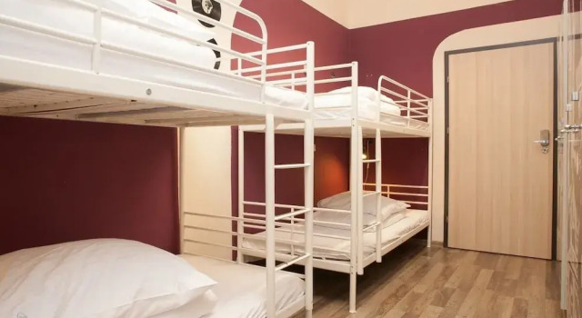 Кровать в общем номере La Guitarra Hostel Poznań
