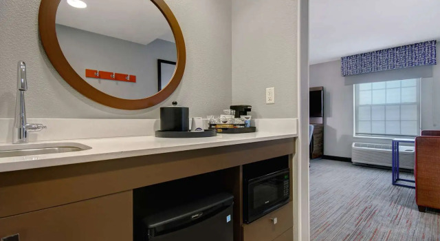 Четырёхместный люкс Hampton Inn & Suites Yonkers