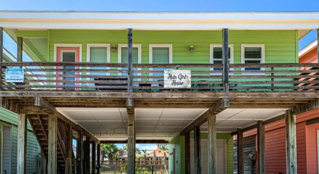 OV2 House on Stilts with Beachy Decor, Near Beach, Balcony Overlooking Private Pond, Shared Pool