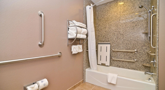 Четырёхместный номер Standard Best Western Plus Carousel Inn & Suites Burlington