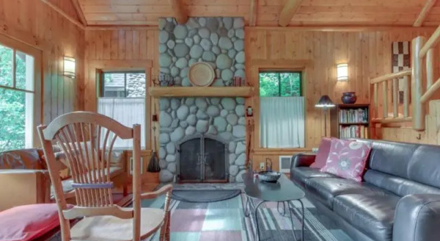 Metolius Cabin 6, Book Hotel Hoteller i Camp Sherman med parkering, Parkering