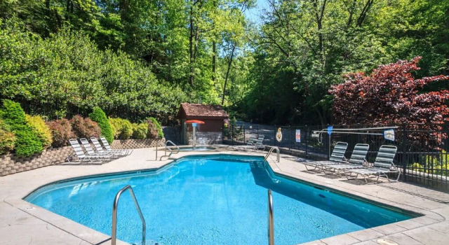 Around the Bend 3 Bedroom Home with Hot Tub