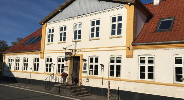 Fladbro Kro, Buchen Sie Pension  