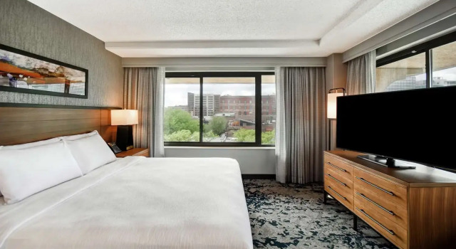 Двухместный люкс Corner 2-room Embassy Suites by Hilton Omaha Downtown Old Market