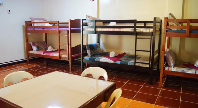 Кровать в общем номере B&J Guesthouse and Functions Inc