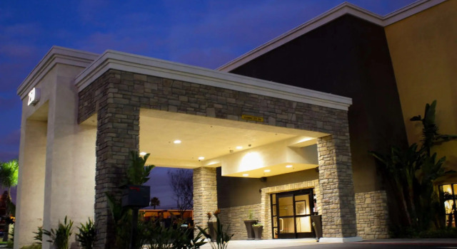 Кровать в общем номере Best Western Plus Arrowhead Hotel