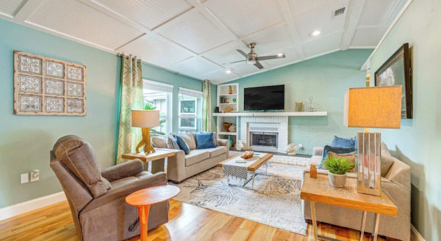 Coastal Group Getaway Near Three Sisters Springs, Book Feriehus Villaer i Florida, Villa