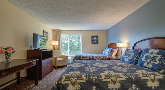 Четырёхместный номер Standard Columbia Gorge Inn