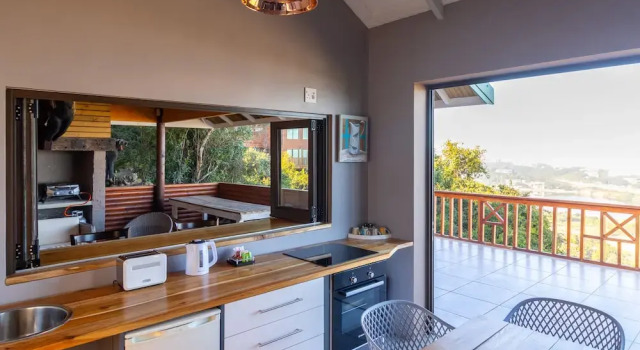 Люкс Luxury Under the Boardwalk B&B Guest House