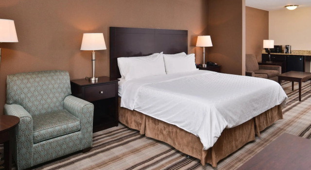 Двухместный люкс Holiday Inn Express & Suites Emporia Northwest by IHG