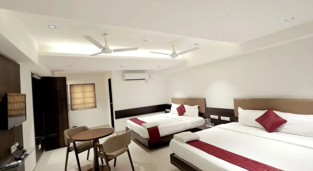 Четырёхместный номер Standard Hotel Shagun, Piplod City Centre Surat