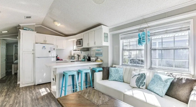 Коттедж Walk to Beach: Miramar Tropical Cabana w/ Deck!