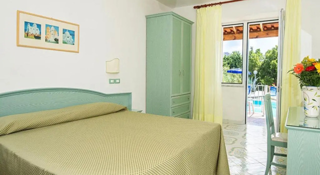 Четырёхместный номер Standard Hotel Parco Cartaromana