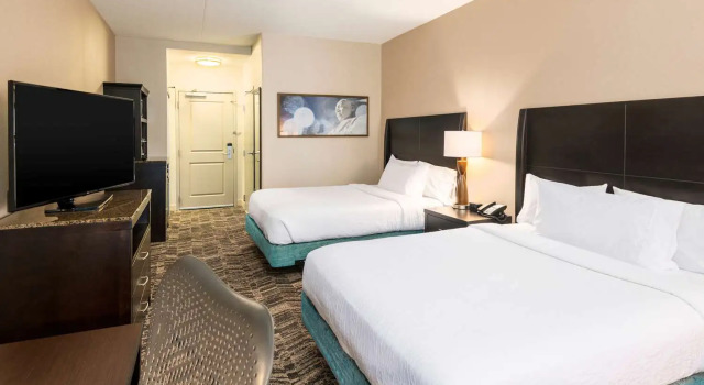 Четырёхместный номер Standard Hilton Garden Inn Silver Spring White Oak