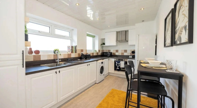 Коттедж Spacious Apartment Near MCR Airport