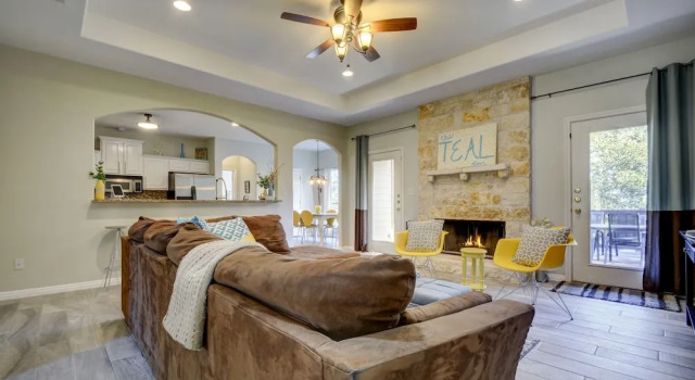 4BR 2 5BA Lake Travis Pool Hill Country Views Sleeps 14 by RedAwning, Забронировать Дом для отпуска Лейкуэй Greater Austin