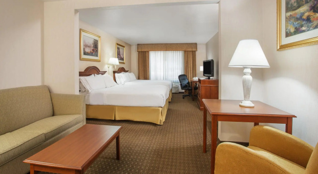 Четырёхместный люкс Holiday Inn Express Hotel & Suites Marion by IHG