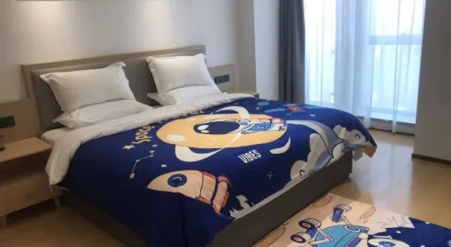 Семейный люкс Anlu Boutique Apartment (Qingdao Huangdao Jingdongfang Internet Mart Store)