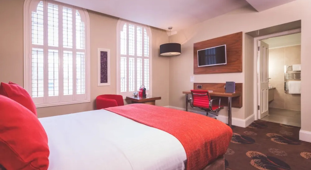 Номер Deluxe Dukes at Queens Boutique Hotel