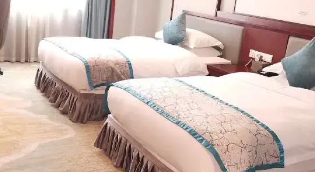 Четырёхместный семейный люкс Yiyang Huatian Hotel