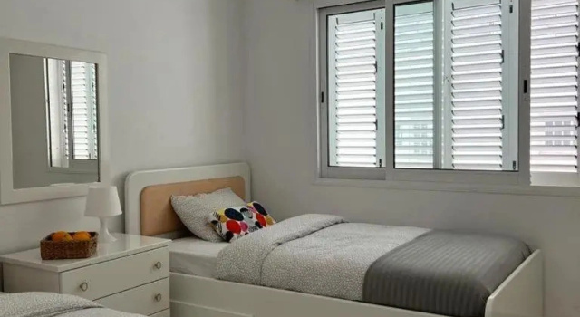 2 bedroom flat by the sea
