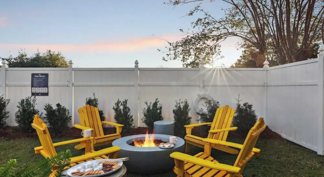 Коттедж 7bdr w/ Private Pool, Hot Tub, Fire Pit, Walk to Beach Tidal Wave by Avantstay