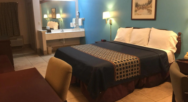 Двухместный номер Deluxe Texas Inn and Suites City Center at University Dr
