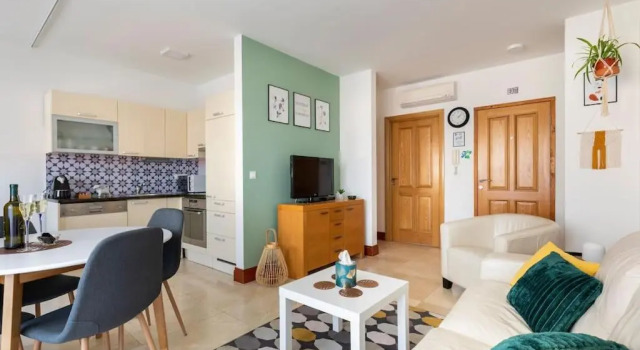 SeaEsta apartment Pool and Beach, Buchen Sie Ferienwohnung Hotels in Gespanschaft Split-Dalmatien mit Pool, Schwimmbad