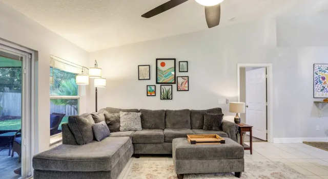Inviting Jensen Beach Home w/ Screened-in Patio!, Đặt Nhà nghỉ dưỡng Jensen Beach Florida