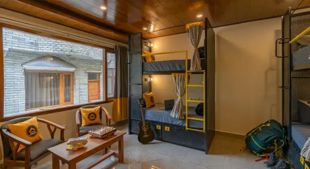 Кровать в общем номере с балконом The Hosteller Kasol